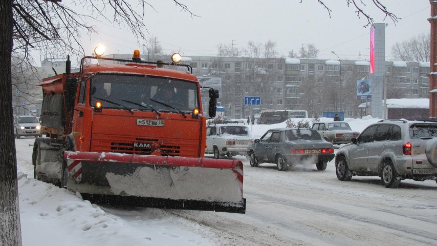 На борьбу со снегом в Нижнем Новгороде вышли почти 600 единиц снегоуборочной техники - фото 1